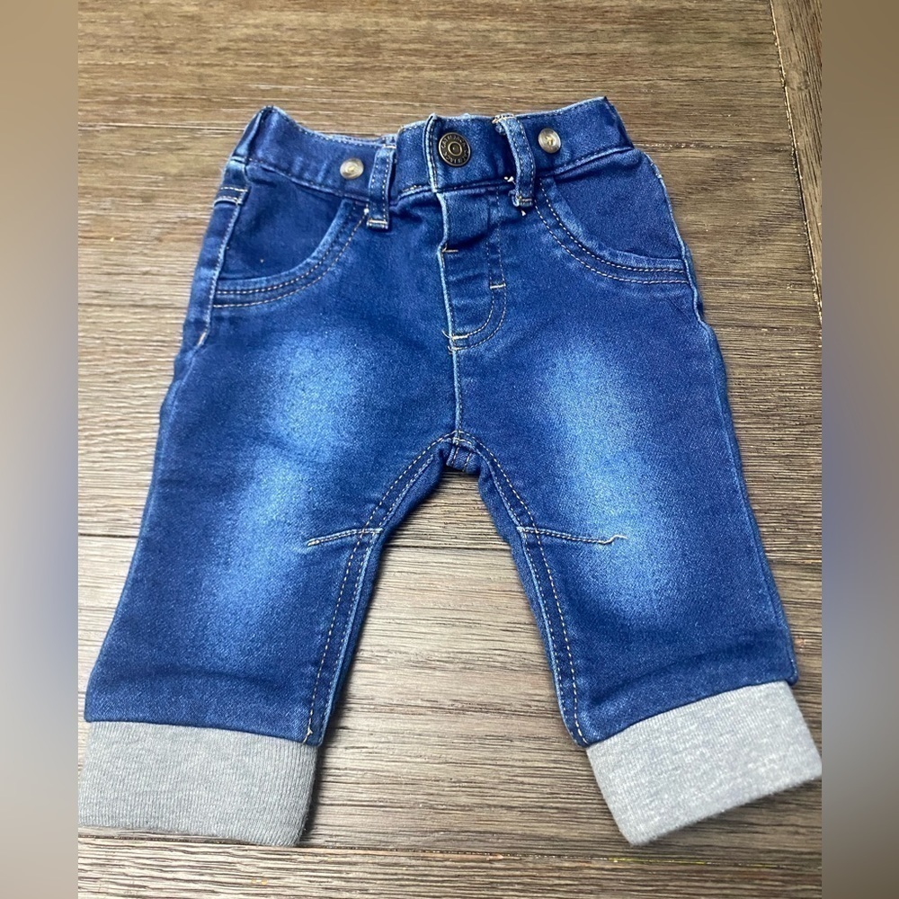 Cat & jack blue jeans 0-3 month
Preowned in excellent condition